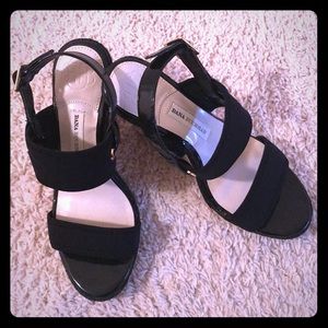 Dana Buchman Sz 7 Black Wedge Sandal